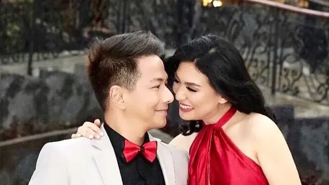 2 Tahun Menikah, Ini 7 Momen Kemesraan Delon Thamrin dan Istri