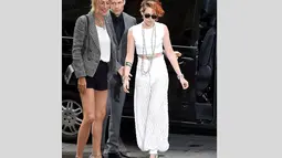 Di ajang Paris Fashion Week, mantan pacar Robert Pattinson itu mengenakan celana model harem yang dibuat transparan dipadukan atasan crop top yang memperlihatkan perut langsingnya, Rabu (9/7/14). (Daily Mail)