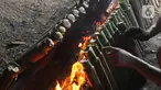 Pekerja membakar lemang di kawasan Kwitang, Jakarta, Minggu (9/3/2025). (Liputan6.com/Herman Zakharia)