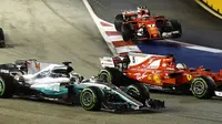 Pembalap Mercedes 'Lewis Hamilton (kiri) dan dua pembalap Ferrari, Sebastian Vettel dan Kimi Raikkonen setelah mengalami kecelakaan saat Grand Prix Singapura Formula One di Sirkuit Marina Bay City, Singapura, Minggu, (17/09) (MANAN VATSYAYANA / AFP)