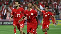 Selebrasi pemain Timnas Indonesia U-23, Muhammad Ferarri (tengah) setelah mencetak gol ke gawang Uzbekistan U-23 yang akhirnya dianulir VAR pada laga semifinal Piala Asia U-23 2024 di Abdullah bin Khalifa Stadium, Doha, Qatar, Senin (29/4/2024). (AFP/Karim Jaafar)