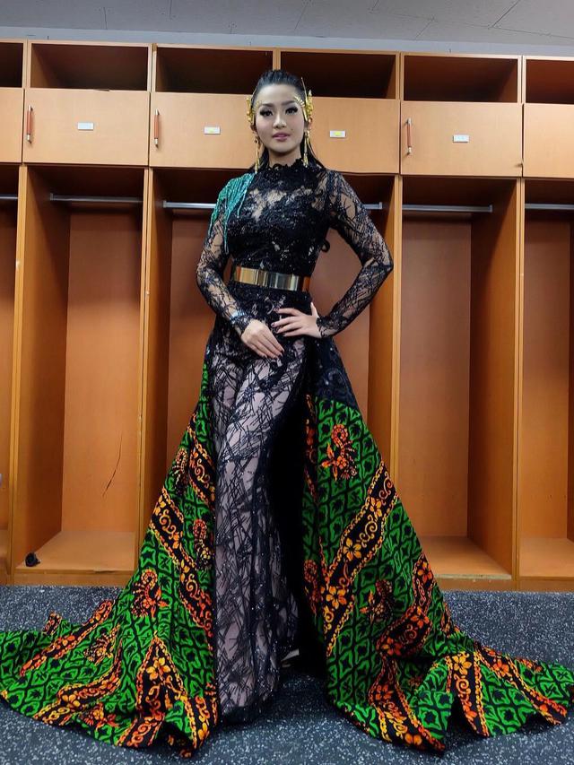 7 Gaya Fitri Carlina saat Pakai Kebaya, Tampil Menawan