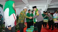 Kapolri Jenderal Listyo Sigit Prabowo membagikan 25 ribu paket sembako ke masyarakat melalui organisasi Persatuan Ummat Islam (PUI), Selasa (2/4/2024).(Liputan6.com/ Ady Anugrahadi)