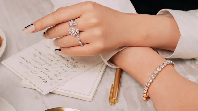 Saatnya Self Reward, Ini 4 Fashion Item yang Wajib Diburu sebagai Ganjaran Atas Pencapaianmu (4)