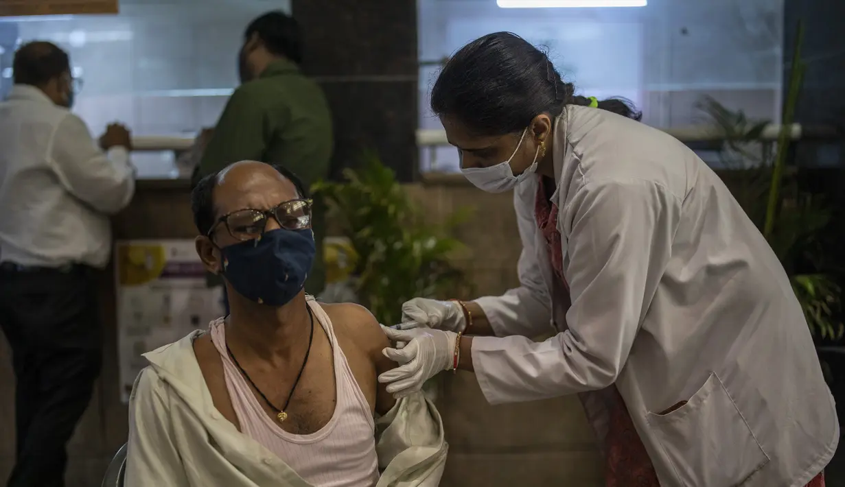 Seorang pria mendapat vaksin COVID-19 di rumah sakit pemerintah di Noida, pinggiran New Delhi, India, Rabu (7/4/2021). India mencapai puncak baru dengan 115.736 kasus COVID-19 dalam 24 jam. (AP Photo/Altaf Qadri)