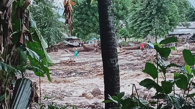 Banjir Bandang melanda Flores Timur, Nusa Tenggara Timur (NTT) pada Minggu (4/4/2021).
