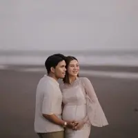 Bertempat di hamparan pantai yang tenang, Aaliyah Massaid memancarkan aura keibuan yang penuh kelembutan dan elegansi. [@aaliyah.massaid].