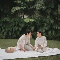 Suasana hangat langsung terasa dari potret yang dibagikan. Duduk berhadapan di atas alas putih di tengah hamparan rumput hijau, Angga dan Shenina tampak larut dalam tawa. Chemistry keduanya terpancar natural, menjadikan sesi maternity ini terasa personal sekaligus stylish. [@sheninacinnamon].