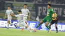 Pemain Persebaya Surabaya, Malik Risaldi (kanan) mencoba mengamankan bola dari pemain PSIM Yogyakarta pada pertandingan pembuka BRI Super League 2025/2026 di Stadion Gelora Bung Tomo, Jumat (08/08/2025) malam WIB. (Bola.com/Abdul Aziz)