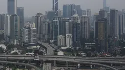 Suasana lalu lintas saat kabut asap menyelimuti kota Kuala Lumpur, Malaysia (11/9/2019). Kualitas udara turun ke tingkat "tidak sehat" di  sekitar Kuala Lumpur, menurut indeks polusi udara pemerintah. (AFP Photo/Mohd Rasfan)