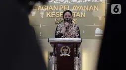 Ketua DPR Puan Maharani menyampaikan sambutan saat memberikan bantuan ventilator dari pimpinan DPR kepada Bagian Pelayanan Kesehatan DPR RI, Jakarta, Selasa (16/6/2020). Bantuan tersebut untuk mengantisipasi jika ada pegawai atau anggota DPR yang teriindikasi COVID-19. (Liputan6.com/Johan Tallo)