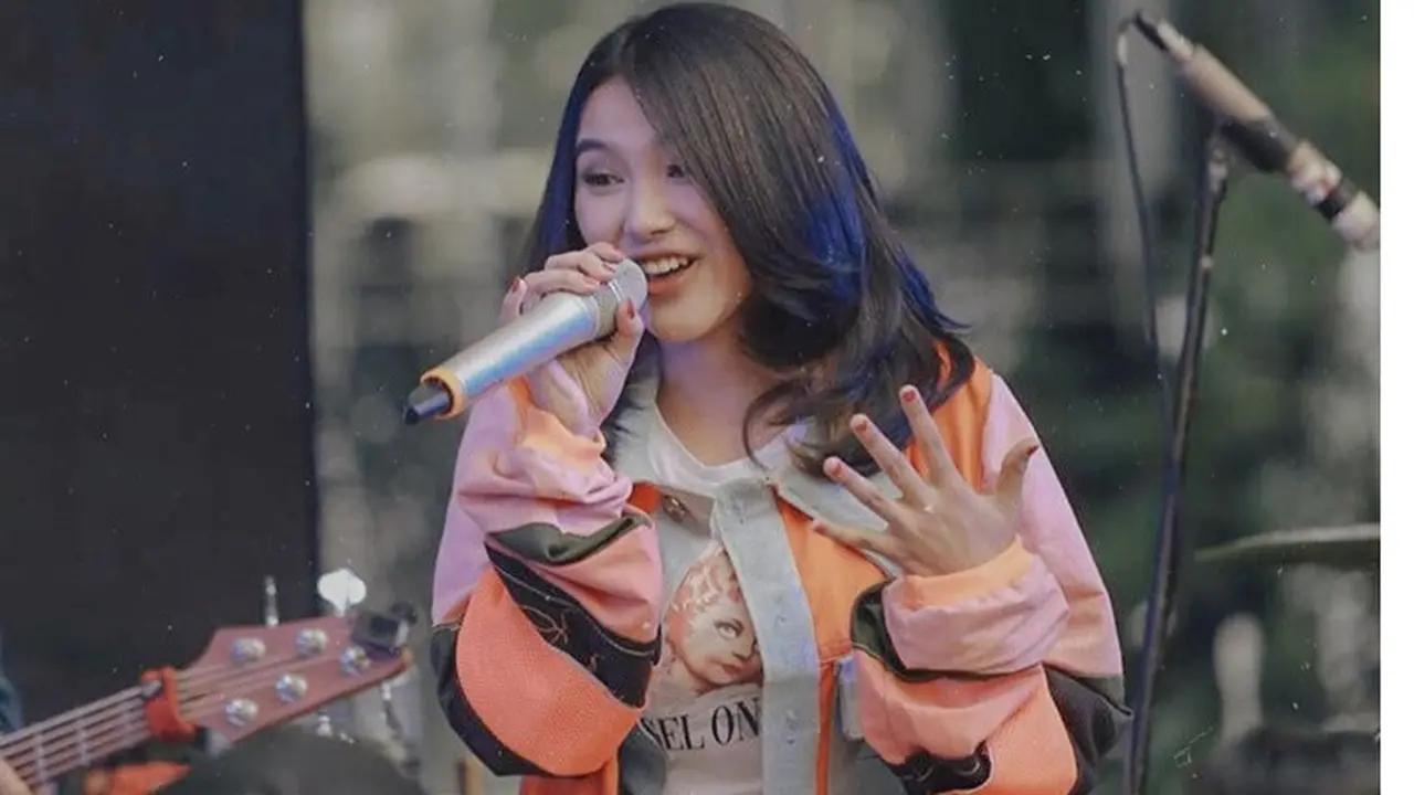 7 Gaya Santai Shakira Jasmine, Pemain Guru-Guru Gokil yang Memesona