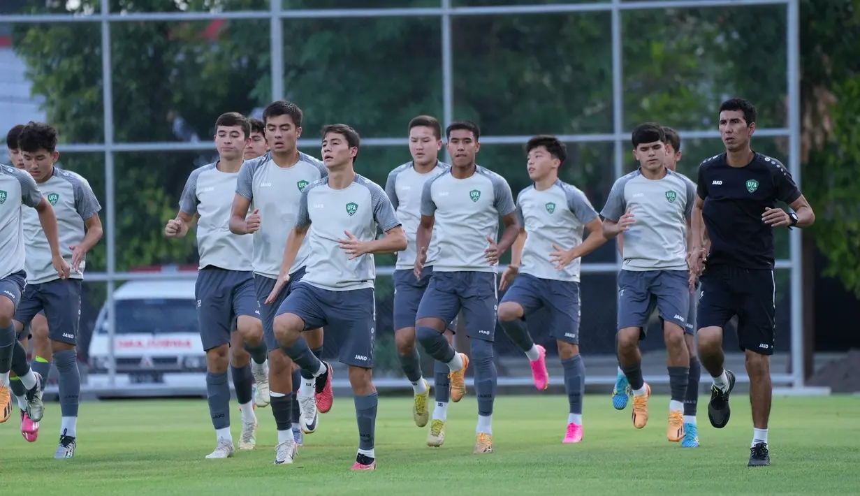 Tim Nasional Uzbekistan U-17 menggelar latihan jelang laga babak 16 besar Piala Dunia U-17 di Lapangan Banyuanyar, Solo, Jawa Tengah, Sabtu (18/11/2023). (doc.LOC WCU17/RKY)