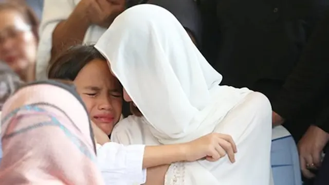 6 Potret Noah Sinclair di Pemakaman Sang Ayah, Sempat Tegar Hingga Tangisnya Pecah