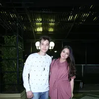 Ditengah kesibukannya menjalani syuting, Stefan sebisa mungkin membantu istrinya mengurus putranya. Sebelum berangkat, terlebih dulu membantu sang istri terutama momong Cio. (Nurwahyunan/Bintang.com)