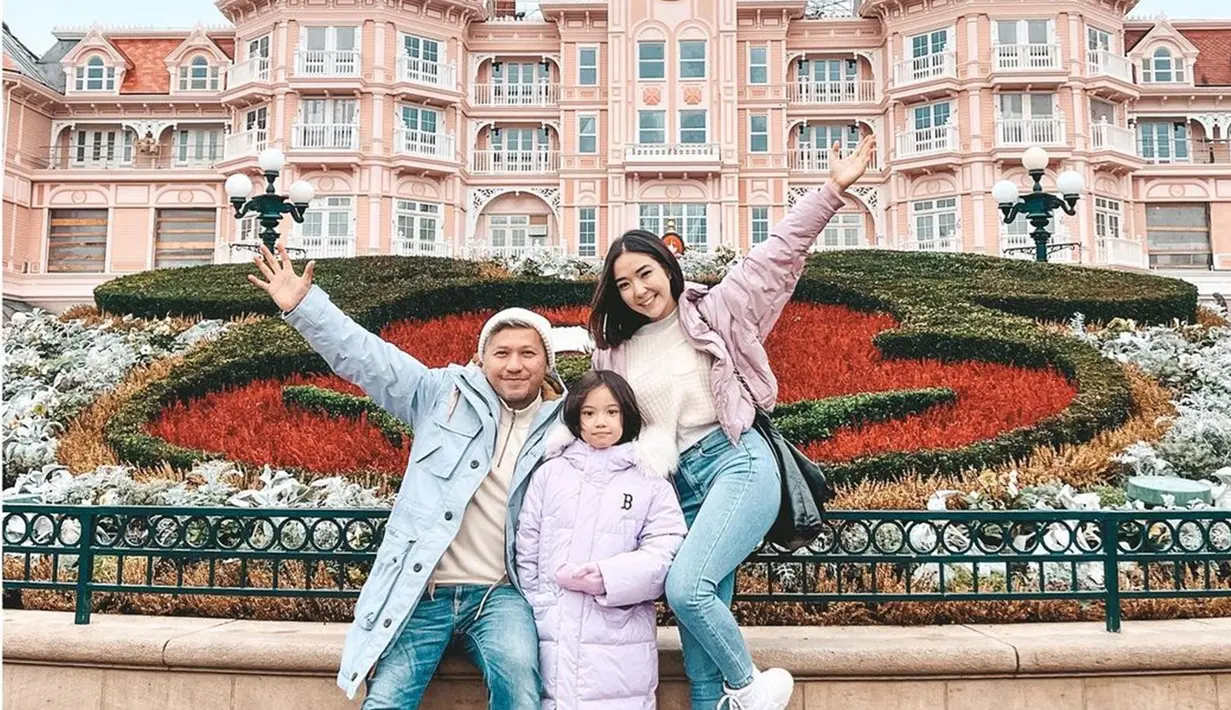 Tak hanya itu saja, Gading Marten dan Gisel juga me-recreate foto lawas bersama Gempi saat berada di Disneyland Paris. Potret kebersamaan ketiganya ini langsung membuat banyak netizen ikut merasa bahagia. (Liputan6.com/IG/@gadiiing)