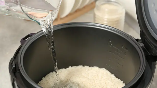 Biar Pulen dan Nggak Mudah Basi, Begini 5 Tips Memasak Nasi Menggunakan Rice Cooker