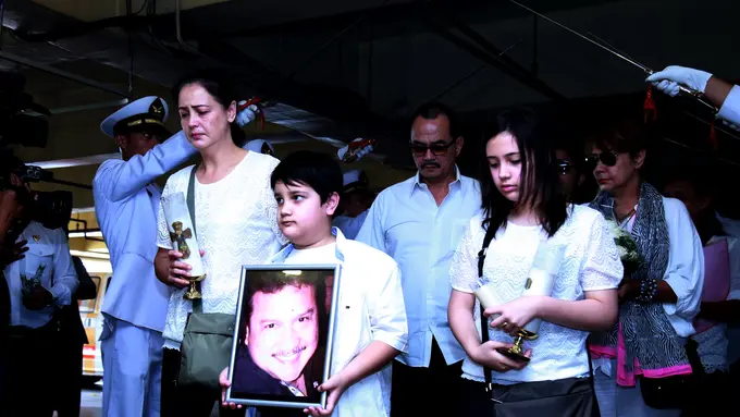 Roweina Umboh dan kedua anaknya