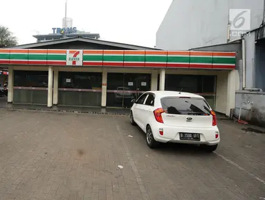Warga memasuki kawasan gerai 7-Eleven di kawasan Jalan Kapten Tendean, Jakarta, Sabtu (24/6). Penutupan seluruh gerai 7-Eleven di Indonesia akan dilakukan 30 Juni 2017. (Liputan6.com/Helmi Fithriansyah)