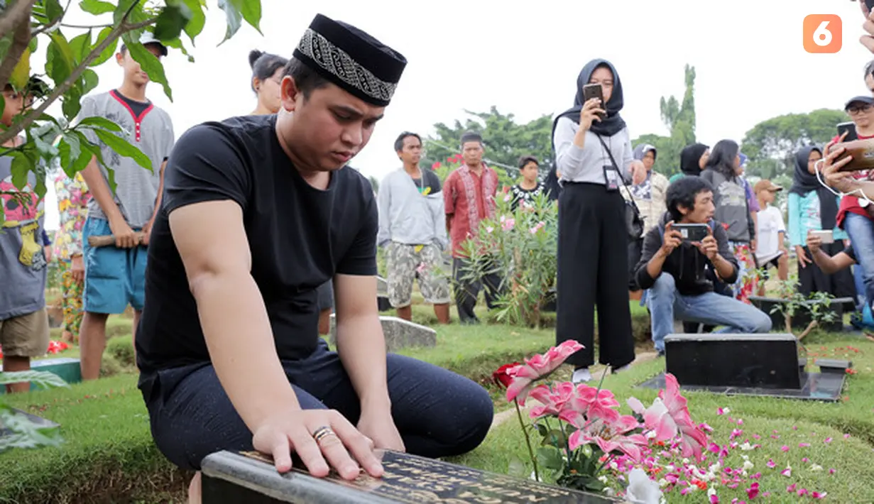 Sebelum mendatangi makam kakaknya, Olga di TPU Malaka, Pondok Kelapa, Jakarta Timur, Billy dan keluarga terlebih dulu menggelar pengajian di rumahnya. (Deki Prayoga/Bintang.com)