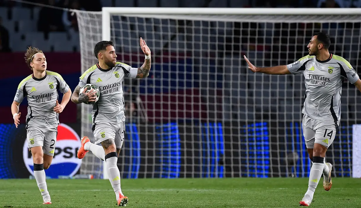 Dua menit berselang, Benfica berhasil menyamakan skor lewat sundulan Nicolas Otamendi. (Josep LAGO/AFP)