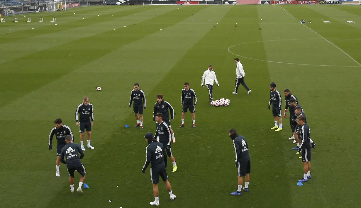 Suasana latihan Real Madrid bersama pelatih baru Santiago Solari di Valdebebas, Madrid, Selasa (30/10/2018). Santiago Solari menjadi pelatih Real Madrid menggantikan Julen Lopetegui yang dipecat. (AP/Manu Fernandez)