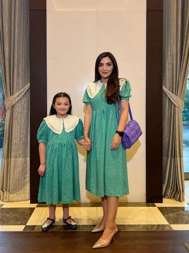 Potret Ashanty dan Arsy Pakai Baju Kembar, Ibu dan Anak Selalu Kompak