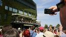 Serena Williams memamerkan trofi Wimbledon kepada para penggemar dari balkon Center Court. (REUTERS/Stefan Wermuth)