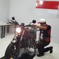 Seorang teknisi Honda asal Indonesia sedang mengikuti kompetisi uji praktek Honda Asia-Oceania Motorcycle Technician Skill Contest 2018 yang digelar di Surabaya, Jawa Timur. (Herdi Muhardi)