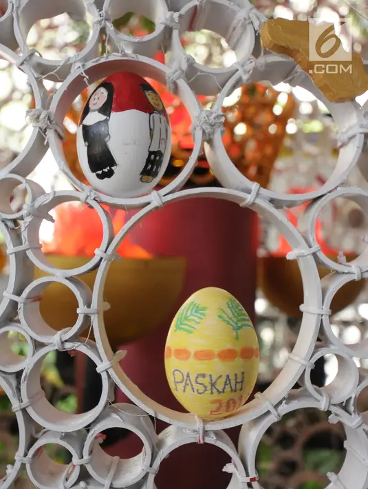 Salah satu hiasan pada salah satu telur paskah yang ada pada dekorasi telur paskah raksasa di Gereja Katedral, Jakarta, Minggu (4/1). Hiasan pada telur telur paskah tersebut mewarnai perayaan Paskah di Gereja Katedral. (Liputan6.com/Helmi Fithriansyah)