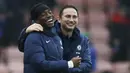 Senyum bahagia terpancar dari pelatih sementara Chelsea, Frank Lampard (kanan), setelah berhasil mengalahkan Bournemouth 3-1 dalam pertandingan lanjutan pekan ke-35 Liga Inggris 2022/2023 yang berlangsung di Vitality Stadium, Sabtu (6/5/2023). (AFP/Ian Kington)