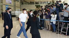 Penyerang Tottenham Hotspur asal Korea Selatan Son Heung-min saat tiba di Bandara Internasional Incheon, Seoul (24/5/2022). Son Heung-min resmi menjadi top skor Liga Inggris 2021-2022 dan masuk dalam buku sejarah Liga Inggris. (AFP/Yonhap)