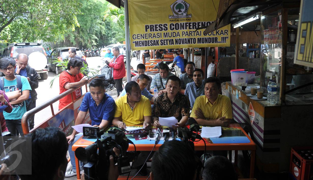 Suasana saat Generasi Poros Muda Golkar memberikan keterangan pers di Jakarta, Rabu (9/12). Mereka mendesak Ketua DPR Setya Novanto yang terlibat kasus pencatutan nama Presiden tersebut segera mengundurkan diri. (Liputan6.com/JohanTallo)