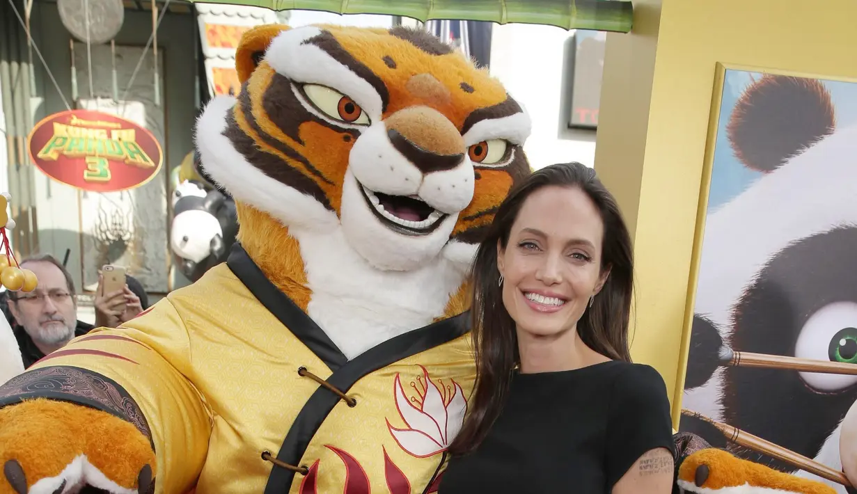 Angelina Jolie adalah pengisi suara beberapa tokoh kartun, yakni, Master Tigress di Kung Fu Panda, Lola di Shark Tale dan iubu Grendle di Beowulf. (Youtube)