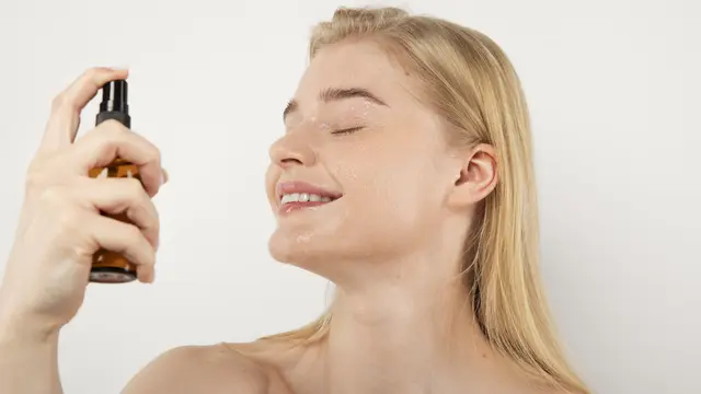 Produk Makeup Multifungsi yang Wajib Ada di Tas Kerja Perempuan Karier - 3