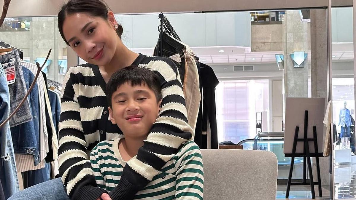 Gaya Serasi, Nagita Slavina dan Rafathar ke Mall dengan Outfit Kembaran
