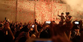 Rangkaian tur konser Taifun grup musik Barasuara berakhir di Jakarta. Iga Massardi menyebut konser penutupnya ini menjadi panggung yang emosional dan berlangsung sangat meriah. (Dreses Putranama/Bintang.com)