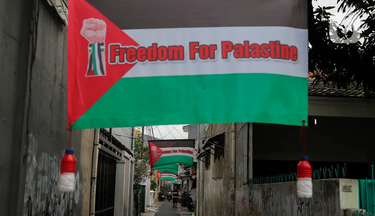 Sejumlah bendera Palestina terpasang di Palmerah, Jakarta Barat, Sabtu (11/11/2023). (Liputan6.com/Angga Yuniar)