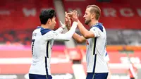 Son Heung-min dan Harry Kane menggelar selebrasi pada laga Liga Inggris melawan Southampton di St Mary's Stadium, Minggu (20/4/2020). (Twitter)