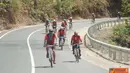 Citizen6, NTT: Praka Mar Davit, atlet triathlon Batalyon Zeni 1 Marinir mendapat kepercayaan mewakili Korps Marinir mengikuti  jelajah  sepeda  Kompas  Bali-Komodo yang menempuh jarak 620 km di Taman Wisata Komodo NTT. (Pengirim: Budi Abdillah)