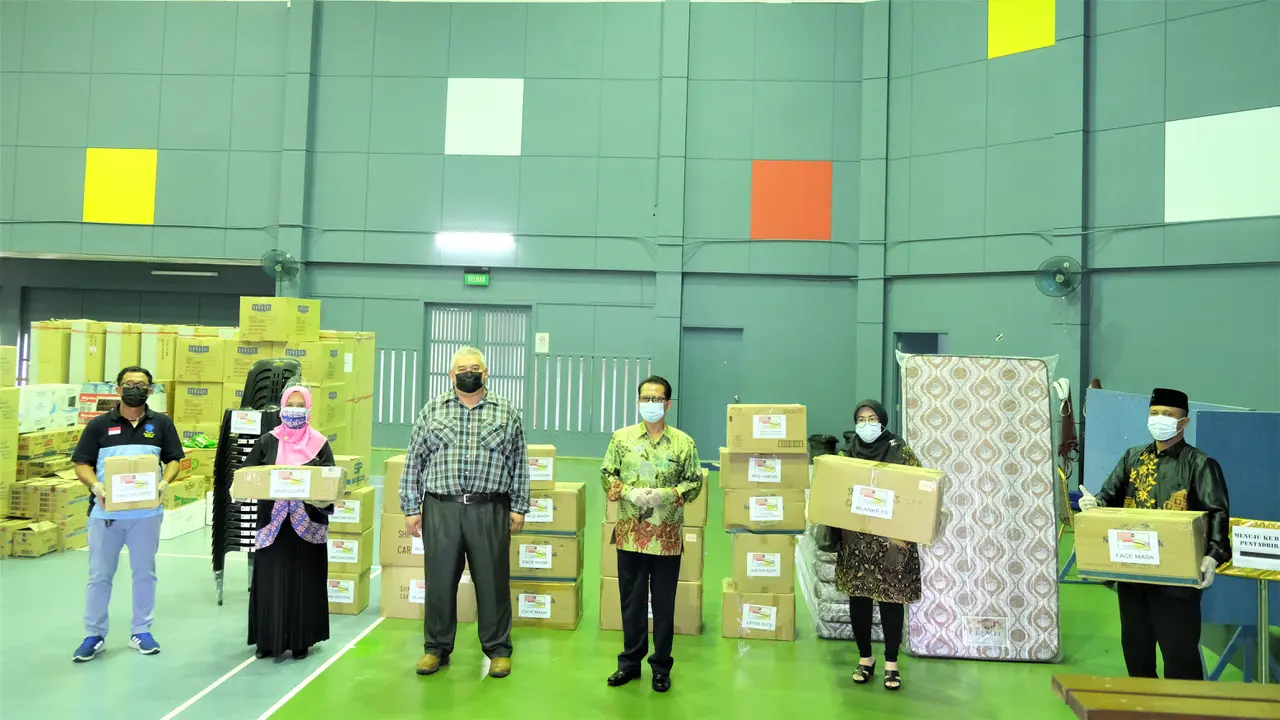 KBRI Brunei Darussalam memberikan donasi untuk menangani COVID-19.