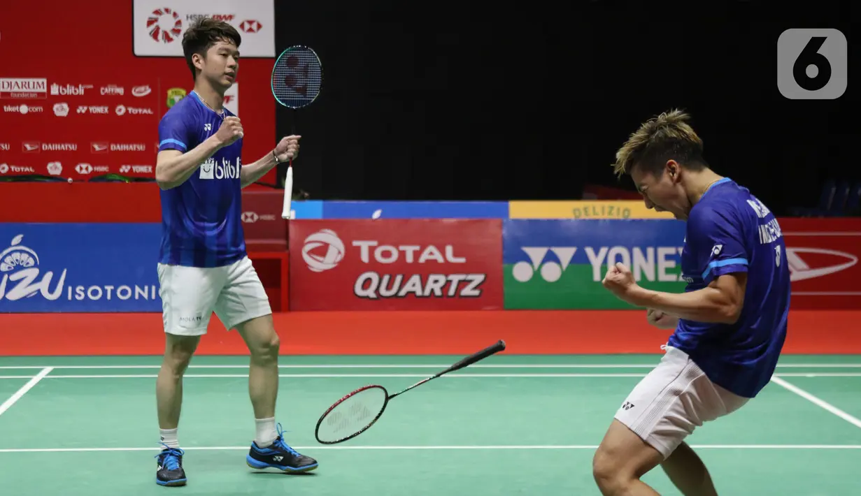 Pebulutangkis Indonesia, Kevin Sanjaya Sukamulio/Marcus Fernaldi Gideon merayakan kemenangan usai melawan Hendra Setiawan/Mohammad Ahsan pada final ganda putra Indonesia Masters 2020 di Istora GBK, Jakarta, MInggu (19/1/2020). Kevin/Markus unggul 21-15 21-16. (Liputan6.com/Helmi Fithriansyah)