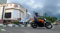 Zero Motorcycles dapat dipacu dengan akselerasi tinggi dari posisi berhenti hingga mencapai 100 km/jam dalam waktu 3.3 detik, Jakarta, Selasa (17/3/2015). Keberadaan Zero akan menjadi alternatif bagi penggemar roda dua. (Liputan6.com/Faisal R Syam)