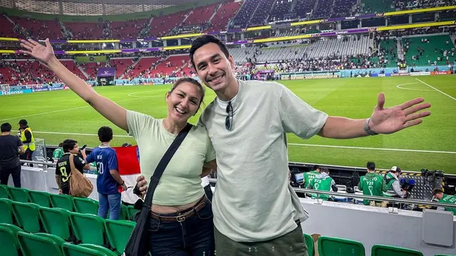 Potret Kompak Donna Agnesia dan Darius Sinathrya Nonton Piala Dunia Langsung di Qatar