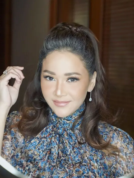 Maia Estianty memiliki kutipan yang dipopulerkannya 'Makin tua makin bahagia' yang juga ditunjukkan dengan mengekspos rambut memutihnya (Foto: Instagram @maiaestiantyreal)