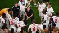 Pelatih kepala Timnas Inggris, Thomas Tuchel, memberikan instruksi kepada para pemainnya saat pertandingan Grup L Piala Dunia antara Inggris dan Kroasia di Arlington, Texas, dekat Dallas, Kamis 18 Juni 2026. (AP Photo/Jessica Tobias)
