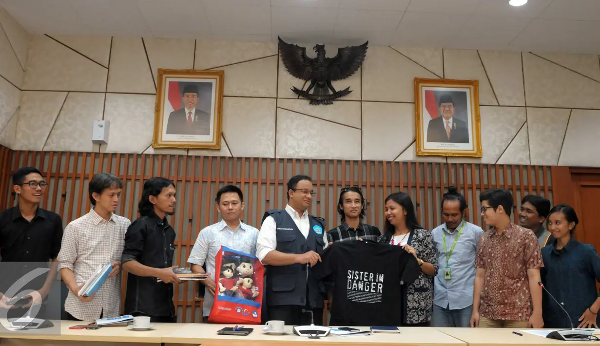 Mendikbud, Anies Baswedan menerima kaos dari Perwakilan Masyarakat Sipil di Kemendikbud, Jakarta, Senin (9/5). Pertemuan membahas pendidikan seksualitas berkeadilan gender dan berbagai hal terkait kekerasan seksual. (Liputan6.com/Helmi Afandi)