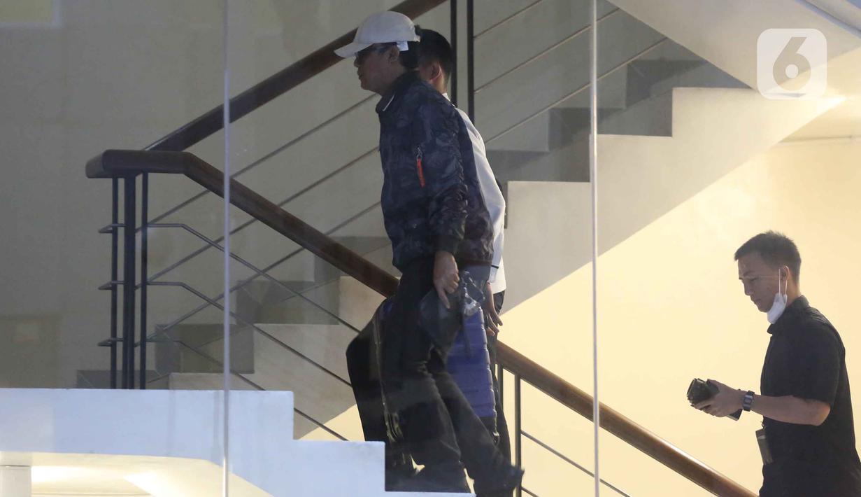 Bupati Lampung Tengah, Ardito Wijaya (mengenakan jaket) berjalan menuju ruang pemeriksaan sesaat setelah tiba di Gedung Merah Putih Komisi Pemberantasan Korupsi (KPK), Jakarta, Rabu (10/12/2025). (Liputan6.com/Helmi Fithriansyah)