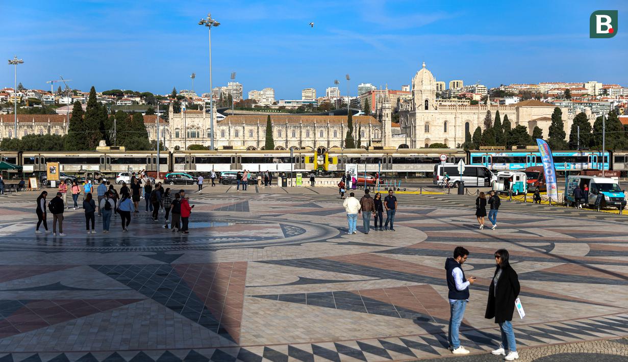 Banyak tempat menarik yang bisa dikunjungi saat menyambangi Belem, Portugal. Namun, ada salah dua yang wajib didatangi saat berwisata ke sana, yaitu Monumen Penjelajahan dan Menara Belem. (Bola.com/Bagaskara Lazuardi)