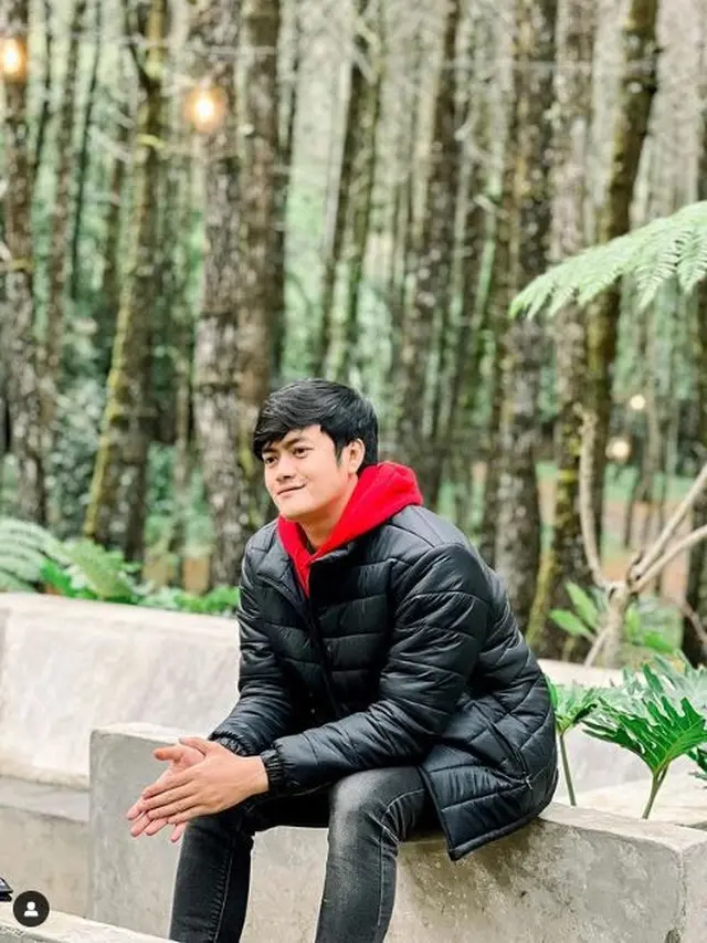 Sempat Dekat dengan Lesti Kejora, Ini 7 Potret Ganteng Denias Ismail yang Baru Lulus S2
